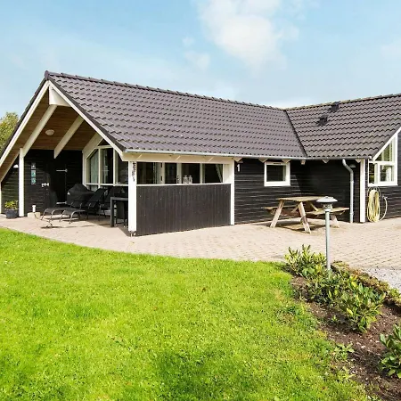 Spacious In With Roofed Terrace *