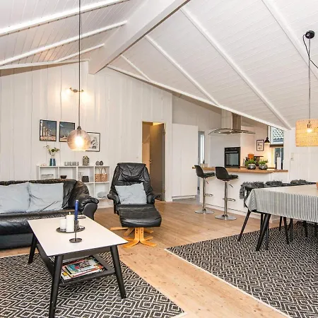 Spacious In With Roofed Terrace Casa vacanze *